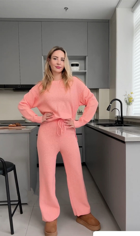Ženski pleteni casual dvodijelni set s udobnim puloverom i широким hlačama.