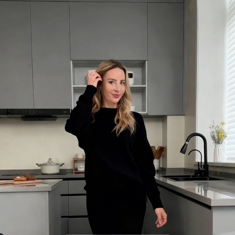 Ženski pleteni casual dvodijelni set s udobnim puloverom i широким hlačama.