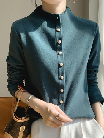 Kreklis kardigāns no ķīmisko šķiedru maisījuma ar poliesteru, vienkrāsains, stāvošā apkakle, garas piedurknes, pūderēta virsma, pērlīšu pogas, izsmalcināts ikdienas stils, garums 50–65 cm