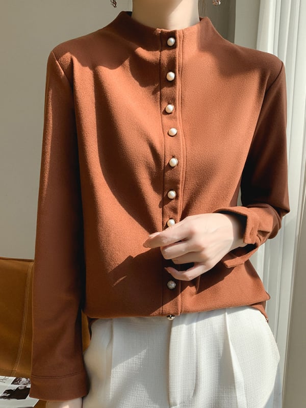 Kreklis kardigāns no ķīmisko šķiedru maisījuma ar poliesteru, vienkrāsains, stāvošā apkakle, garas piedurknes, pūderēta virsma, pērlīšu pogas, izsmalcināts ikdienas stils, garums 50–65 cm