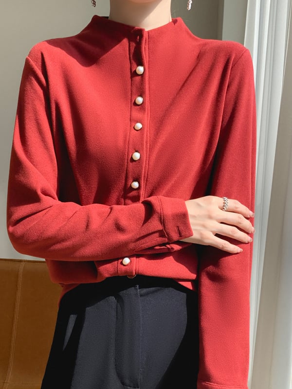 Kreklis kardigāns no ķīmisko šķiedru maisījuma ar poliesteru, vienkrāsains, stāvošā apkakle, garas piedurknes, pūderēta virsma, pērlīšu pogas, izsmalcināts ikdienas stils, garums 50–65 cm