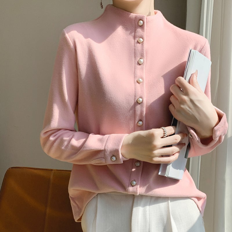 Kreklis kardigāns no ķīmisko šķiedru maisījuma ar poliesteru, vienkrāsains, stāvošā apkakle, garas piedurknes, pūderēta virsma, pērlīšu pogas, izsmalcināts ikdienas stils, garums 50–65 cm