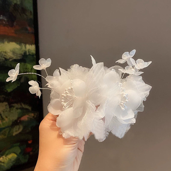 Щипка за коса – декоративна украса с пера, листенца и пискюли от мъниста; смесени материали, електроплатиране, клипс с остър връх, унисекс