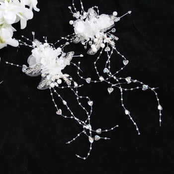 Щипка за коса – декоративна украса с пера, листенца и пискюли от мъниста; смесени материали, електроплатиране, клипс с остър връх, унисекс