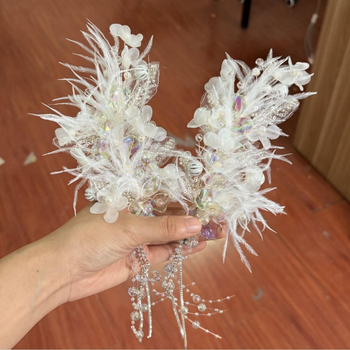 Щипка за коса – декоративна украса с пера, листенца и пискюли от мъниста; смесени материали, електроплатиране, клипс с остър връх, унисекс