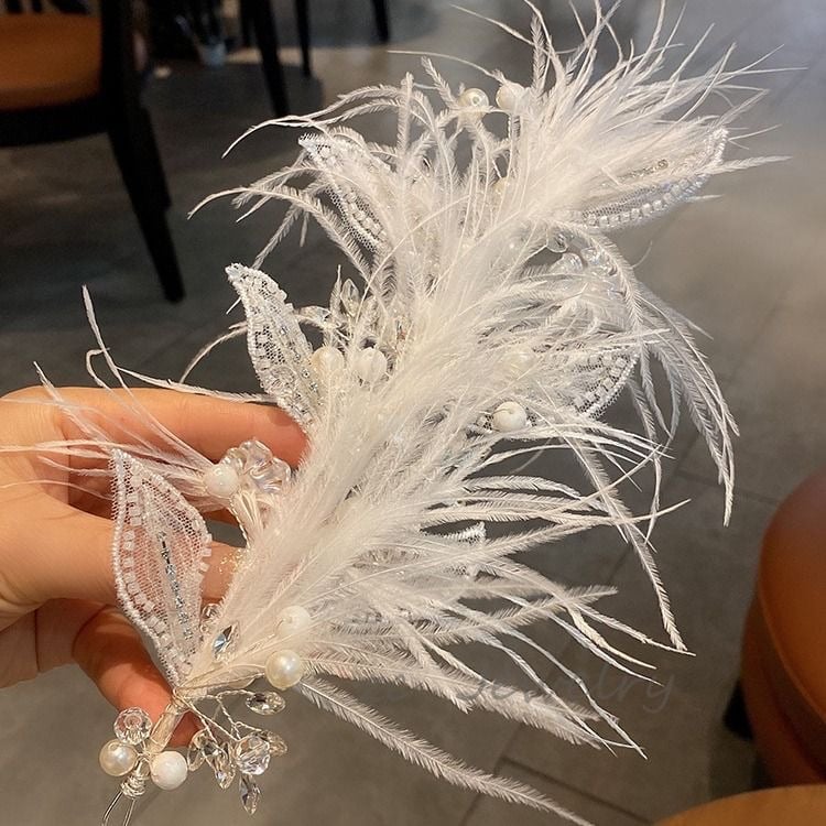 Щипка за коса – декоративна украса с пера, листенца и пискюли от мъниста; смесени материали, електроплатиране, клипс с остър връх, унисекс