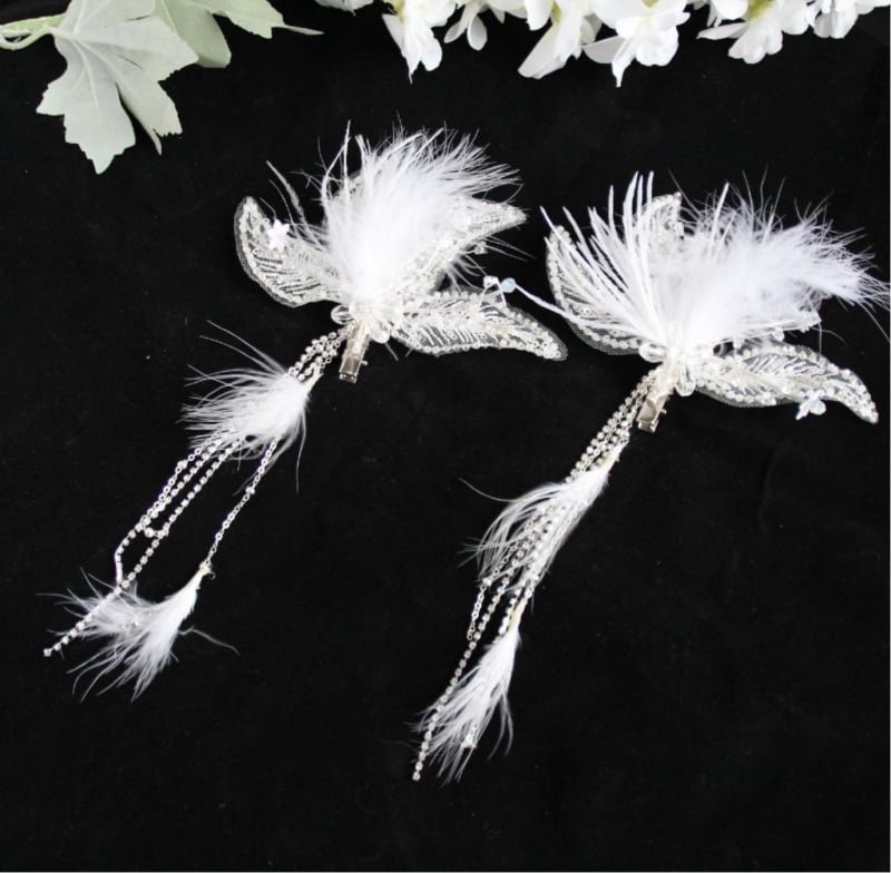 Щипка за коса – декоративна украса с пера, листенца и пискюли от мъниста; смесени материали, електроплатиране, клипс с остър връх, унисекс