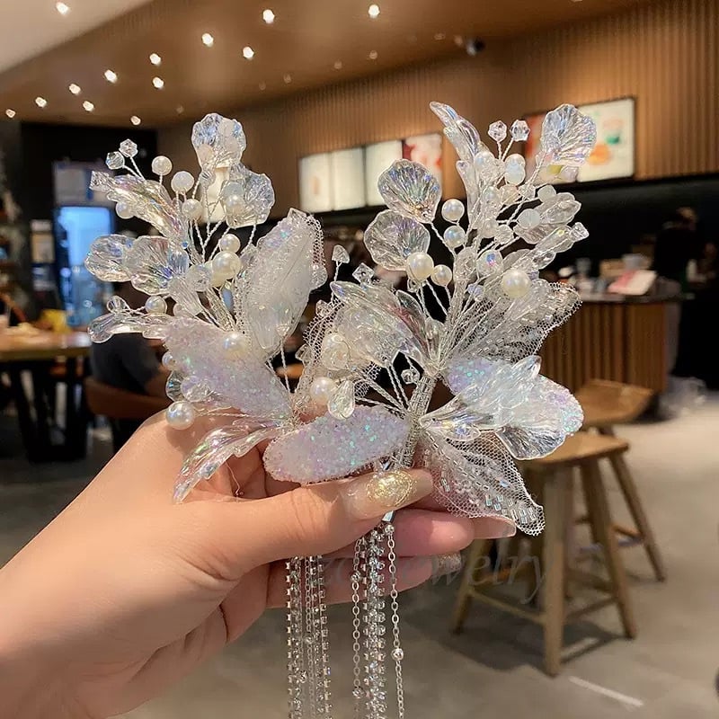 Щипка за коса – декоративна украса с пера, листенца и пискюли от мъниста; смесени материали, електроплатиране, клипс с остър връх, унисекс