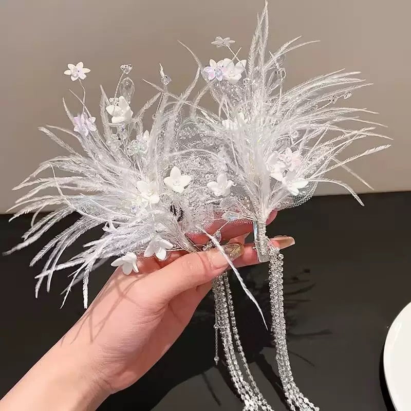 Щипка за коса – декоративна украса с пера, листенца и пискюли от мъниста; смесени материали, електроплатиране, клипс с остър връх, унисекс