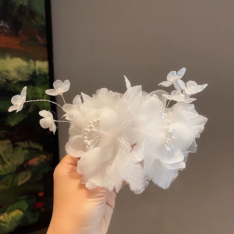 Щипка за коса – декоративна украса с пера, листенца и пискюли от мъниста; смесени материали, електроплатиране, клипс с остър връх, унисекс