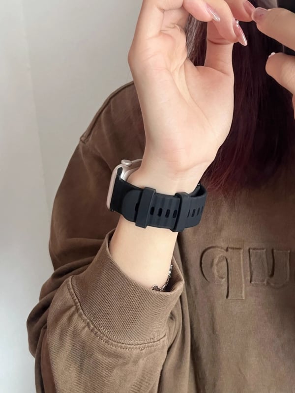 Silikonska narukvica za Apple Watch S8, moderan novi dizajn.