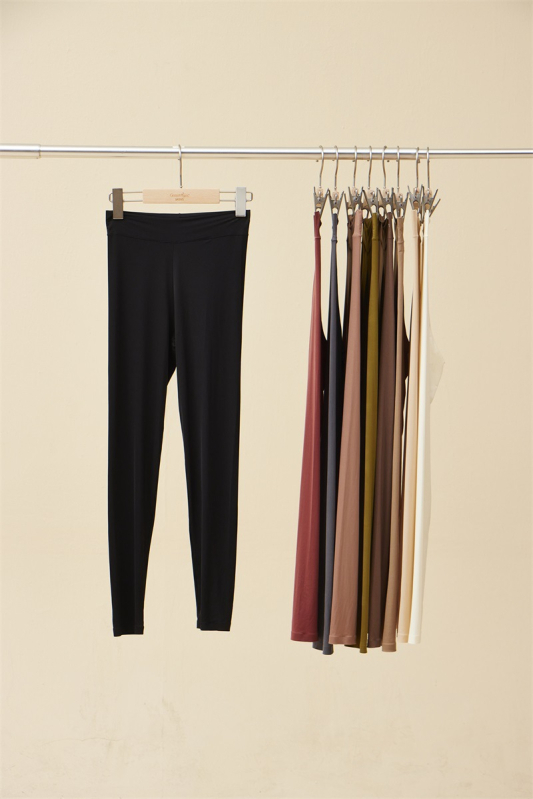 Moteriški terminės pagrindinės kelnaitės su dvipuse šeravimo danga, šildymas ir pastovi temperatūra natūraliam pojūčiui po drabužiais. Audinys: nailonas; Funkcijos: juosmens parama, šiluma; Sluoksnis: vieno sluoksnio; Raštas: vienspalvis; Pagrindinis audin