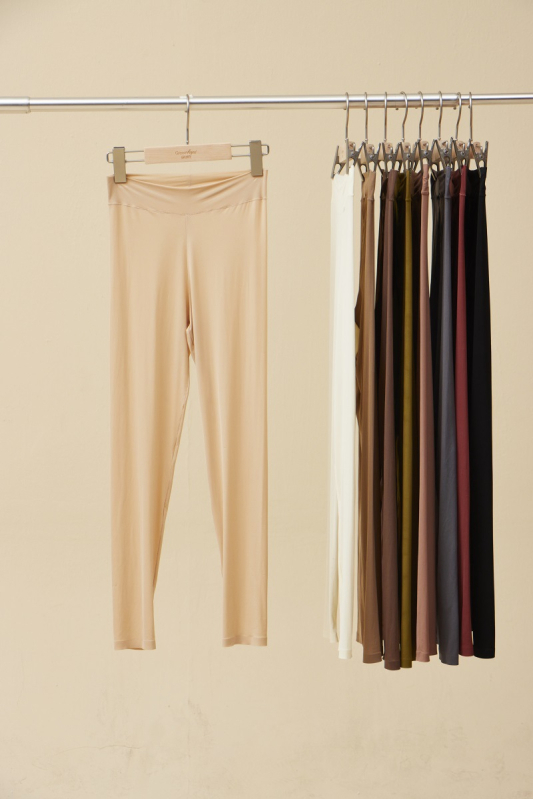 Moteriški terminės pagrindinės kelnaitės su dvipuse šeravimo danga, šildymas ir pastovi temperatūra natūraliam pojūčiui po drabužiais. Audinys: nailonas; Funkcijos: juosmens parama, šiluma; Sluoksnis: vieno sluoksnio; Raštas: vienspalvis; Pagrindinis audin