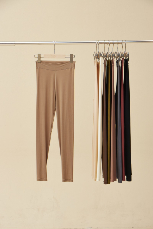 Moteriški terminės pagrindinės kelnaitės su dvipuse šeravimo danga, šildymas ir pastovi temperatūra natūraliam pojūčiui po drabužiais. Audinys: nailonas; Funkcijos: juosmens parama, šiluma; Sluoksnis: vieno sluoksnio; Raštas: vienspalvis; Pagrindinis audin