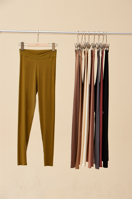 Moteriški terminės pagrindinės kelnaitės su dvipuse šeravimo danga, šildymas ir pastovi temperatūra natūraliam pojūčiui po drabužiais. Audinys: nailonas; Funkcijos: juosmens parama, šiluma; Sluoksnis: vieno sluoksnio; Raštas: vienspalvis; Pagrindinis audin