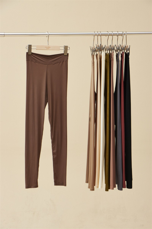 Moteriški terminės pagrindinės kelnaitės su dvipuse šeravimo danga, šildymas ir pastovi temperatūra natūraliam pojūčiui po drabužiais. Audinys: nailonas; Funkcijos: juosmens parama, šiluma; Sluoksnis: vieno sluoksnio; Raštas: vienspalvis; Pagrindinis audin