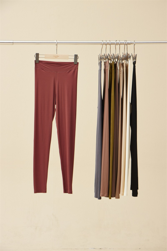 Moteriški terminės pagrindinės kelnaitės su dvipuse šeravimo danga, šildymas ir pastovi temperatūra natūraliam pojūčiui po drabužiais. Audinys: nailonas; Funkcijos: juosmens parama, šiluma; Sluoksnis: vieno sluoksnio; Raštas: vienspalvis; Pagrindinis audin