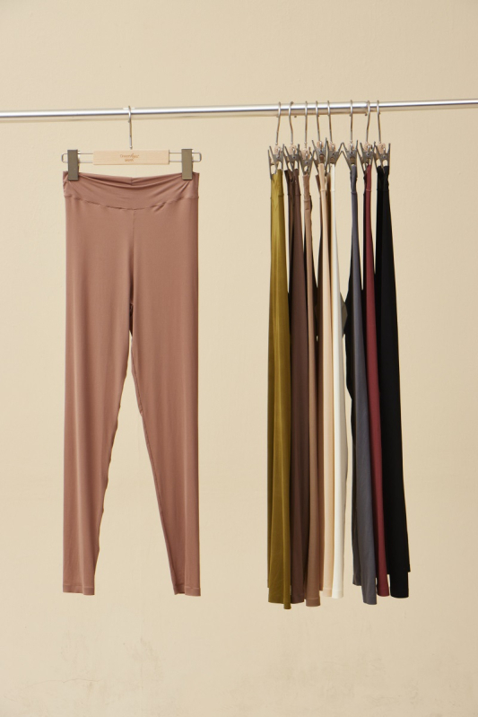 Moteriški terminės pagrindinės kelnaitės su dvipuse šeravimo danga, šildymas ir pastovi temperatūra natūraliam pojūčiui po drabužiais. Audinys: nailonas; Funkcijos: juosmens parama, šiluma; Sluoksnis: vieno sluoksnio; Raštas: vienspalvis; Pagrindinis audin