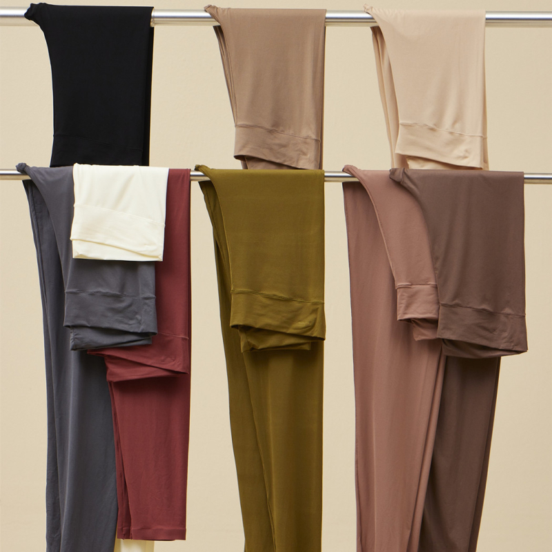 Moteriški terminės pagrindinės kelnaitės su dvipuse šeravimo danga, šildymas ir pastovi temperatūra natūraliam pojūčiui po drabužiais. Audinys: nailonas; Funkcijos: juosmens parama, šiluma; Sluoksnis: vieno sluoksnio; Raštas: vienspalvis; Pagrindinis audin