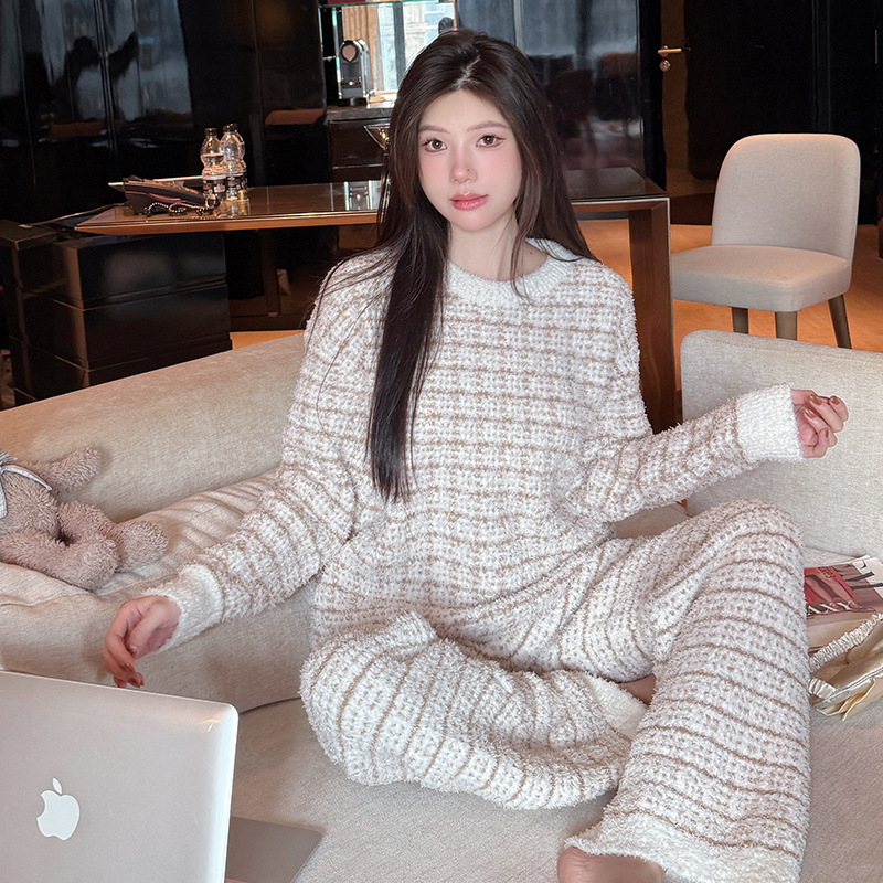 Pijamale pentru femei, toamnă–iarnă — catifea semi-velur, căptușite cu fleece, grosime extra 301–350 g/m², guler rotund, pantaloni lungi