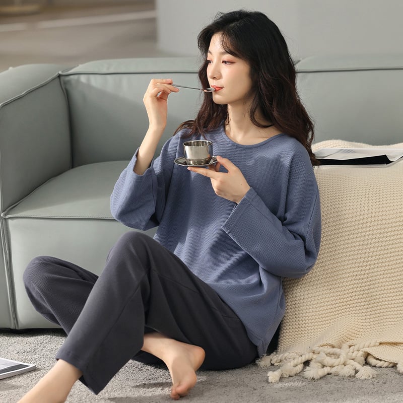 Ženski pidžama set od pamuka s vafl teksturom, dugi rukavi, okrugli izrez, udoban kućni loungewear za zimu, proljeće i jesen; pogodan i za nošenje na otvorenom. Model 0079.