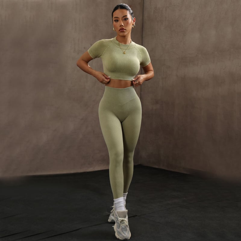 Set de yoga fără cusături pentru femei — Top scurt cu mânecă tip pulover + Pantaloni de yoga talie înaltă pentru ridicare fesieri, amestec nylon/spandex 90/10, include inserții pentru sân