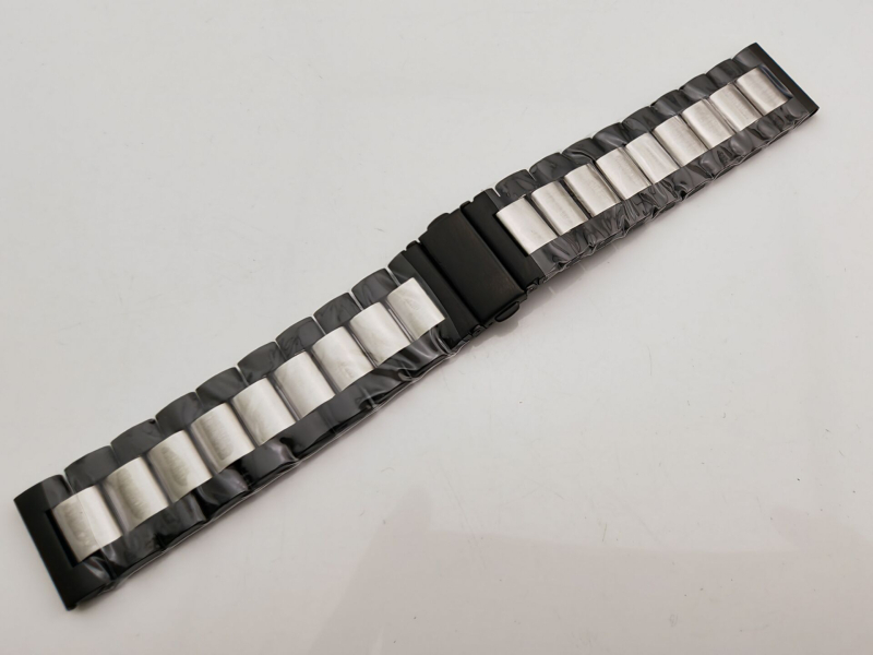 Brățară de ceas din oțel inoxidabil, cu cataramă rabatabilă, compatibilă cu Apple Watch, Samsung Watch4 și Huawei GT3; greutate aproximativ 106 g; lansată în 2020.