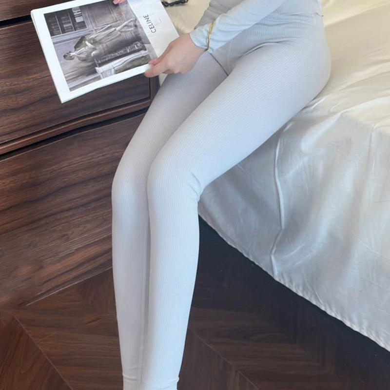 Ženski termalni pijama set s debelim plišastim podstavom, gornji dio s ugrađenim grudnjakom, V-dekolte, dugi rukavi, jednobojan
