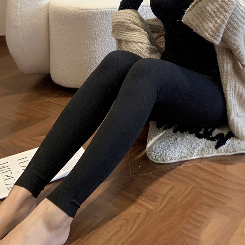 Ženski termalni pijama set s debelim plišastim podstavom, gornji dio s ugrađenim grudnjakom, V-dekolte, dugi rukavi, jednobojan
