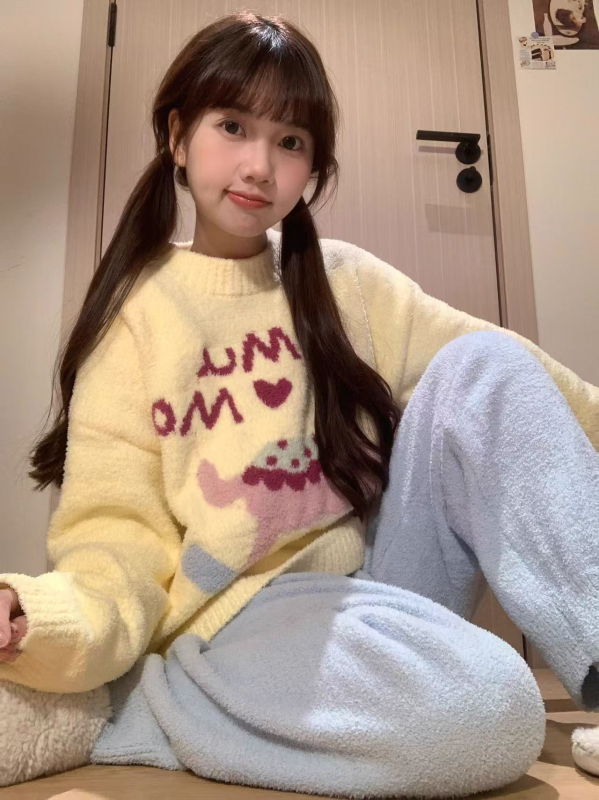 Pijamale Coral Velvet, căptușite gros, guler rotund, mâneci lungi, pantaloni