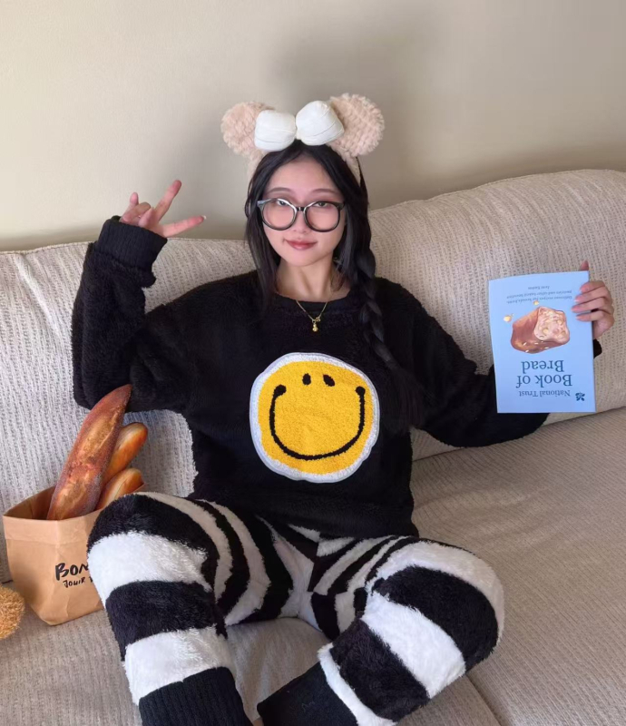 Pijamale Coral Velvet, căptușite gros, guler rotund, mâneci lungi, pantaloni