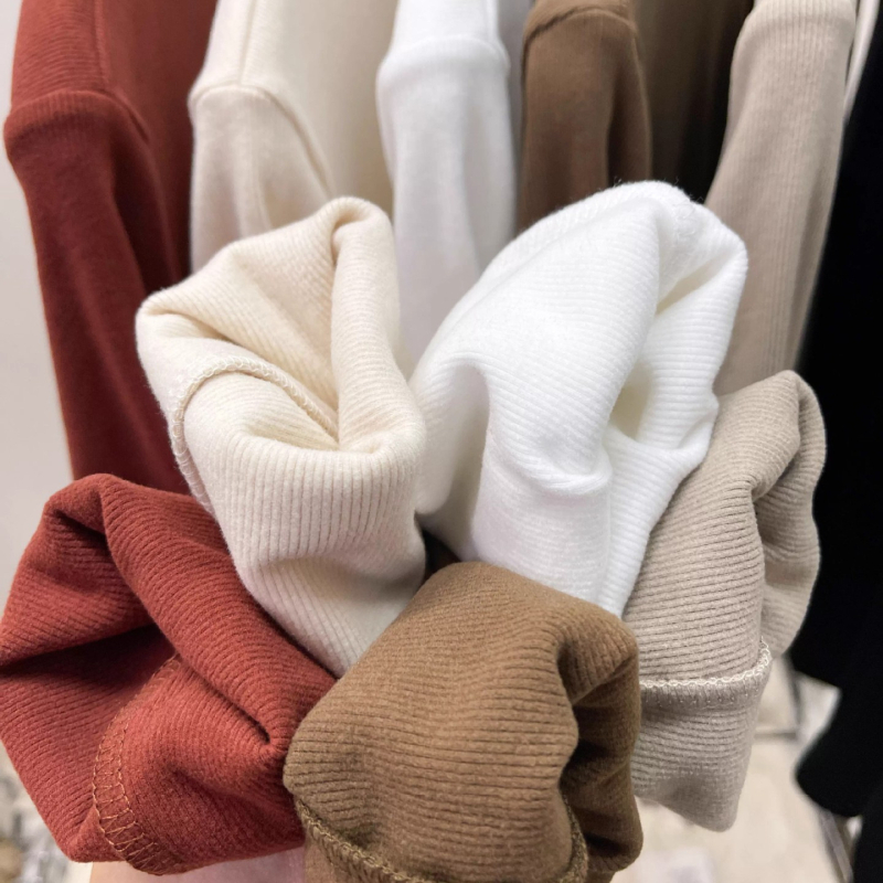 Modalinis pagrindinis topas su puse aukšto kaklo, ilgomis rankovėmis, laisvas kirpimas, žiema 2025