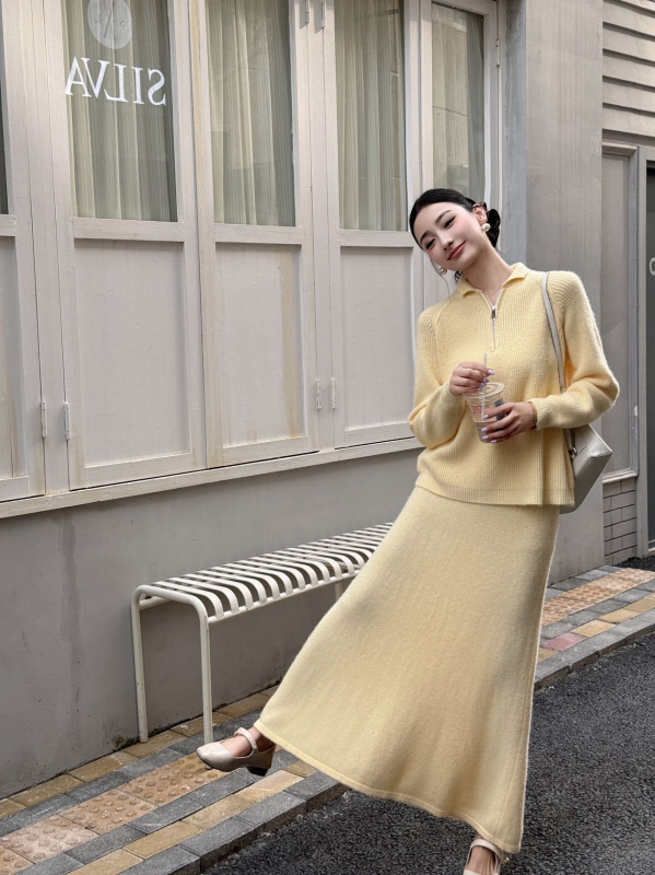 Фенна Фу комплект: плетена блуза и дълга пола, едноцветен, полиестер-еластанова смес, есен 2025, корейско-японски небрежен стил