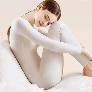 Női fleece melegítő szett légáteresztő alapréteggel, felső és alsó rész, kerek nyak, hosszú ujjú, velúr bélés, poliészter 50–70%, közepes súly 181–200 g/m²