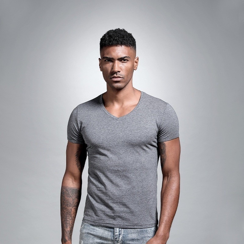 V kaklo marškinėliai, trumpomis rankovėmis, vasariškas plonas audinys, tiesus kirpimas, 100% poliesteris