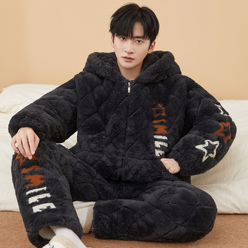 Muške pidžame – tri sloja quilted pamuka, debeli fleece podstava, okrugli ovratnik, dugi rukavi, karikatura stil