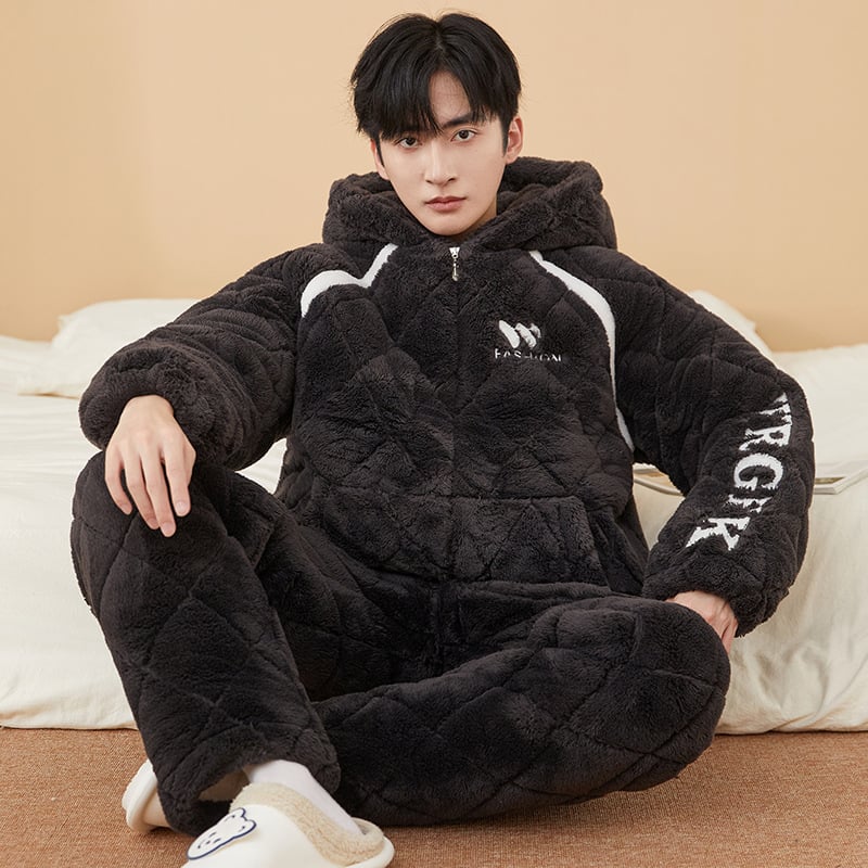 Muške pidžame – tri sloja quilted pamuka, debeli fleece podstava, okrugli ovratnik, dugi rukavi, karikatura stil