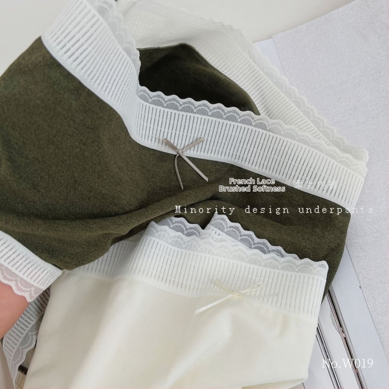 Дамски долнища с средна талия; регенерирани целулозни влакна; подплата 100% памук; дишащи и антибактериални