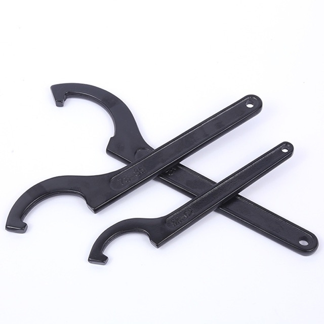 Kablyno galvos pusmėnulio formos veržlė, smūgiams atsparus santechnikos remonto įrankis vandens skaitiklio dangčiui; Medžiaga: 45# plienas; Dizainas: šoninė skylė apvaliajai užkurnei