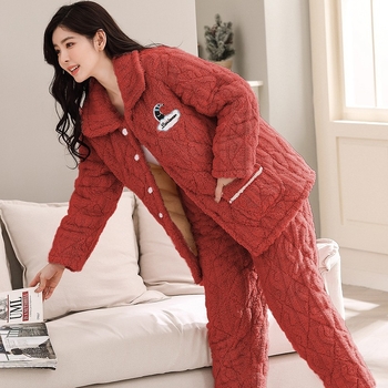 Sieviešu ziemas pidžamu komplekts, samta kvilēta audums, trīs slāņu biezums, apkakle ar lakatu, garas piedurknes un bikses