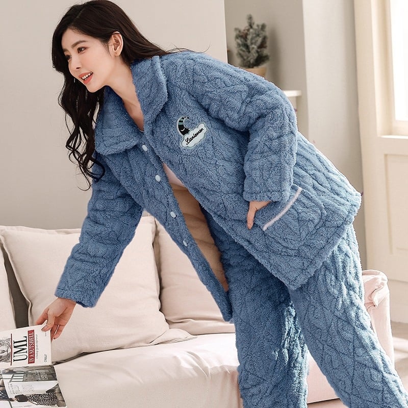 Sieviešu ziemas pidžamu komplekts, samta kvilēta audums, trīs slāņu biezums, apkakle ar lakatu, garas piedurknes un bikses