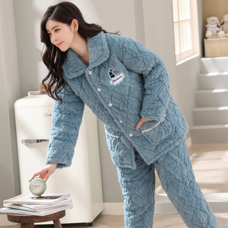 Sieviešu ziemas pidžamu komplekts, samta kvilēta audums, trīs slāņu biezums, apkakle ar lakatu, garas piedurknes un bikses