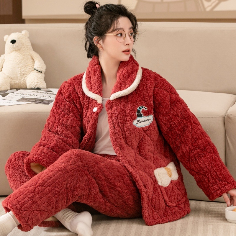 Sieviešu ziemas pidžamu komplekts, samta kvilēta audums, trīs slāņu biezums, apkakle ar lakatu, garas piedurknes un bikses