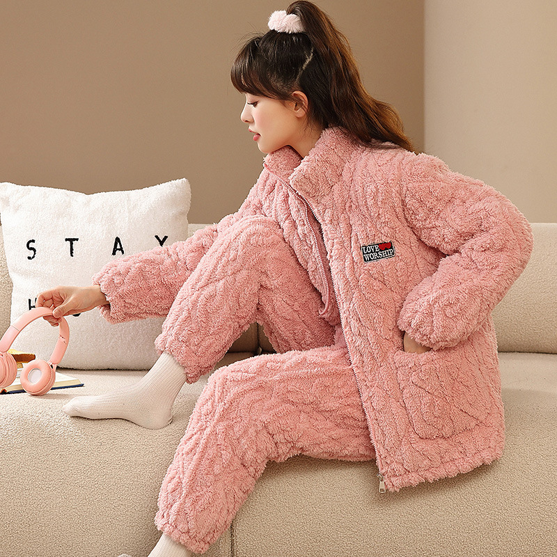 Sieviešu ziemas pidžamu komplekts, samta kvilēta audums, trīs slāņu biezums, apkakle ar lakatu, garas piedurknes un bikses