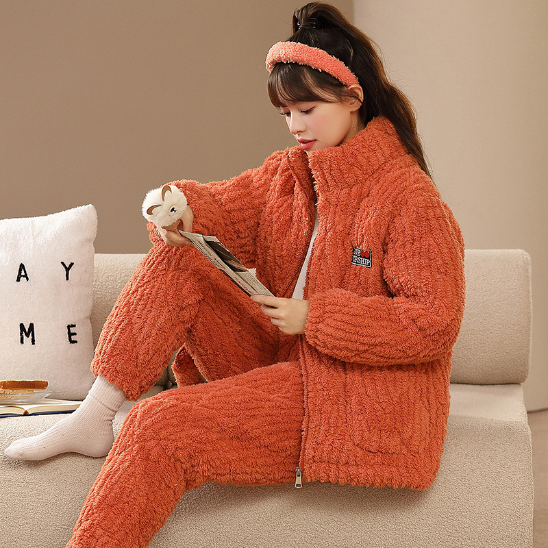 Sieviešu ziemas pidžamu komplekts, samta kvilēta audums, trīs slāņu biezums, apkakle ar lakatu, garas piedurknes un bikses