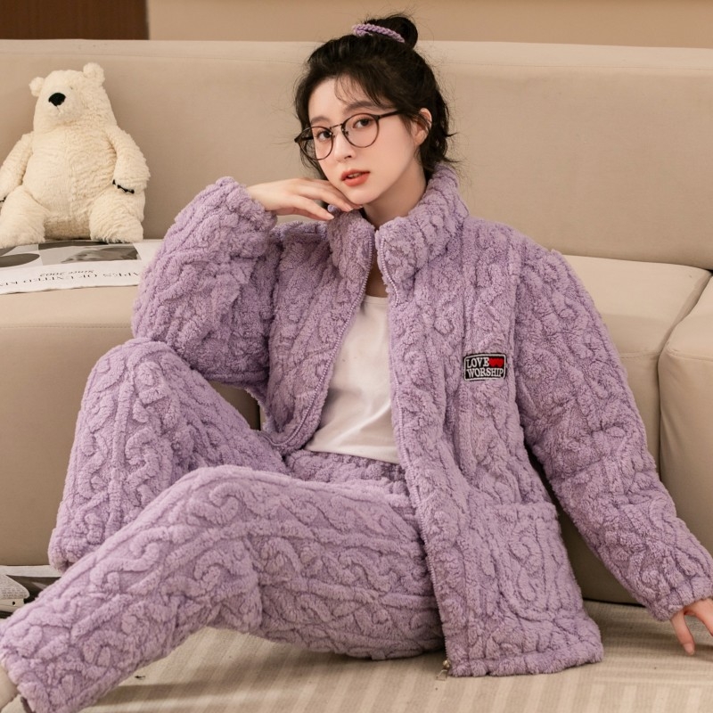 Sieviešu ziemas pidžamu komplekts, samta kvilēta audums, trīs slāņu biezums, apkakle ar lakatu, garas piedurknes un bikses