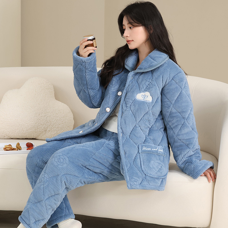 Sieviešu ziemas pidžamu komplekts, samta kvilēta audums, trīs slāņu biezums, apkakle ar lakatu, garas piedurknes un bikses