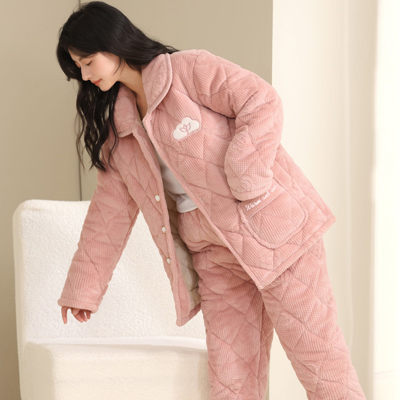 Sieviešu ziemas pidžamu komplekts, samta kvilēta audums, trīs slāņu biezums, apkakle ar lakatu, garas piedurknes un bikses