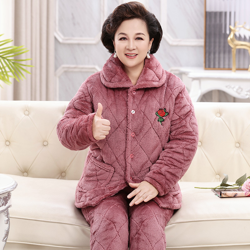 Sieviešu ziemas pidžamu komplekts, samta kvilēta audums, trīs slāņu biezums, apkakle ar lakatu, garas piedurknes un bikses