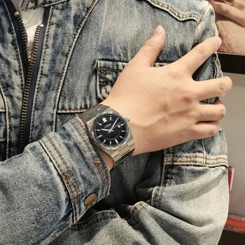 Vīriešu kvarca pulkstenis ar luminējošu kalendāru, nerūsējošā tērauda korpuss un siksna, ūdensizturība līdz 10 m